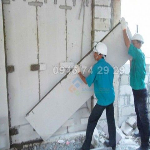 Thợ lắp tấm panel  bê tông nhẹ ghép tấm tường