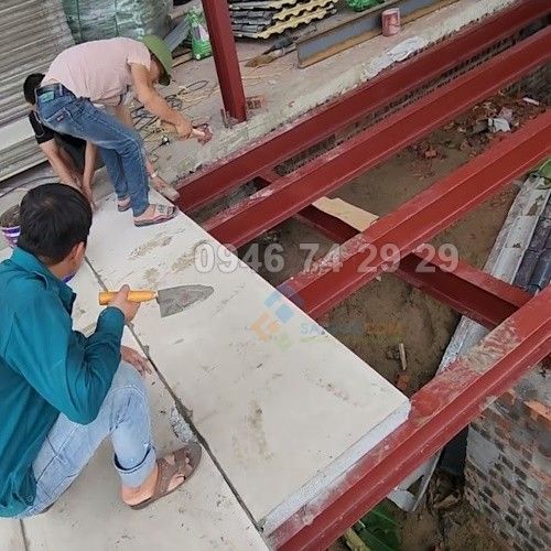 Thợ lắp tấm panel  bê tông nhẹ ghép tấm làm Sàn